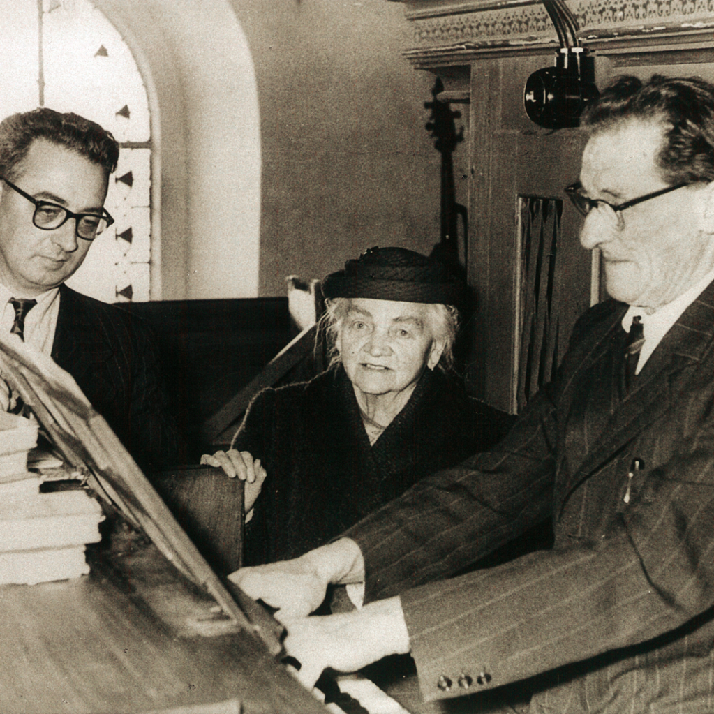 Dr. Ernst Perfahl an der Orgel in der alten Leondinger Kirche, daneben Frau Franziska Bogner und Chormeister Alois Harrer