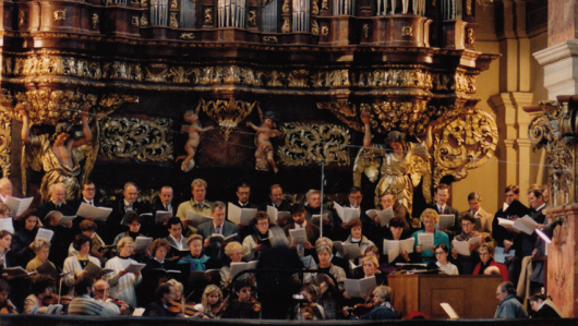 Der Chor auf der prunkvollen Empore der St.-Jakob-Kirche in Prag