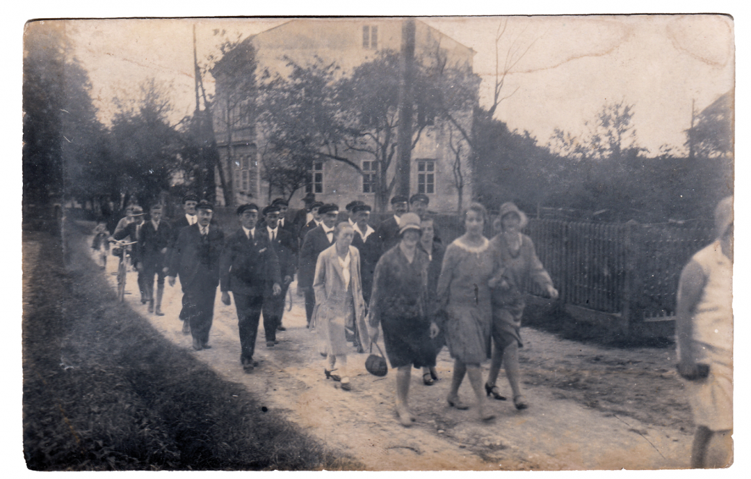Die Mitglieder der Liedertafel Leonding mit ihren Gästen aus Hallstatt auf dem Weg zum Schiefersteinwirt. Im Hintergrund die Micheli-Schule, heute Probenlokal der Chorgemeinschaft