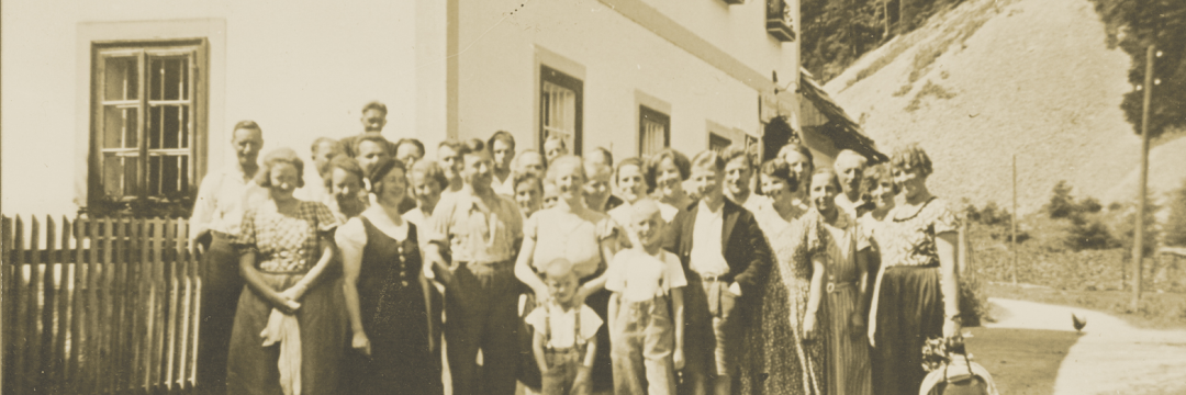 Sängerausflug der Leondinger Liedertafel nach Wildalpen in der Steiermark am 22. Juli 1934, vor dem Gasthaus Haberfellner