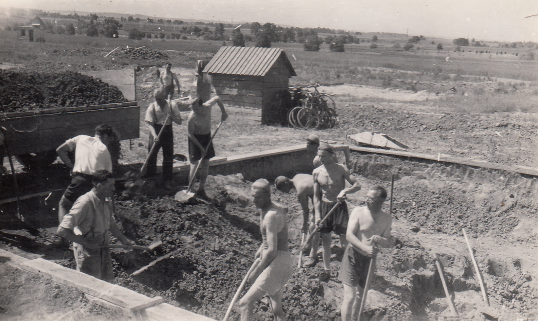 Einige Sänger beim Kelleraushub des Einfamilienhauses von Alois Harrer am späteren Berghamerweg