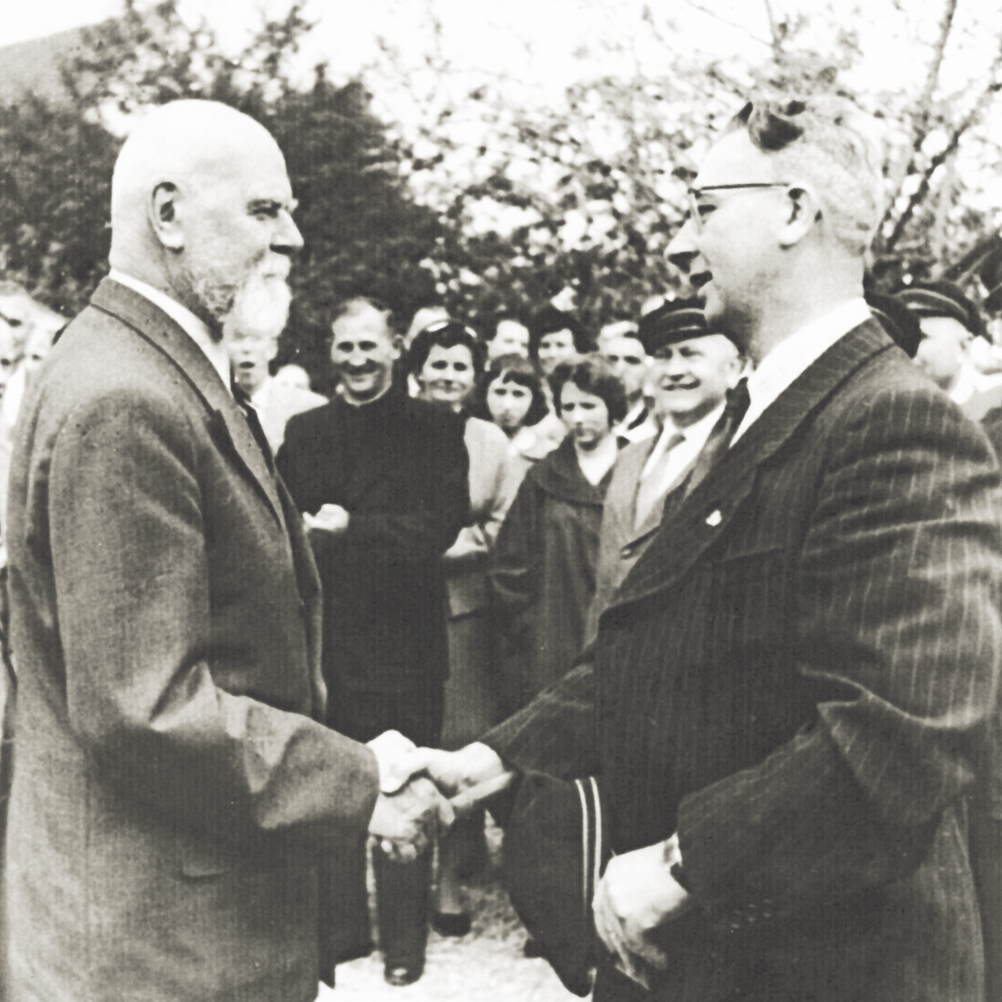 Bundespräsident Körner bedankt sich bei Chormeister Harrer für die musikalische Begrüßung