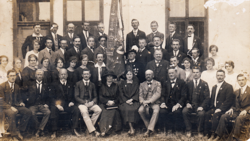 Die Liedertafel nach der Fahnenweihe, Fahnenpatin Maria Kirchmayr (5. von links), Chormeister Josef Sixtl (3. von links)