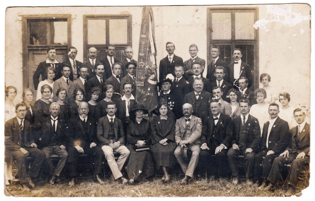 Die Liedertafel nach der Fahnenweihe, Fahnenpatin Maria Kirchmayr (5. von links), Chormeister Josef Sixtl (3. von links)