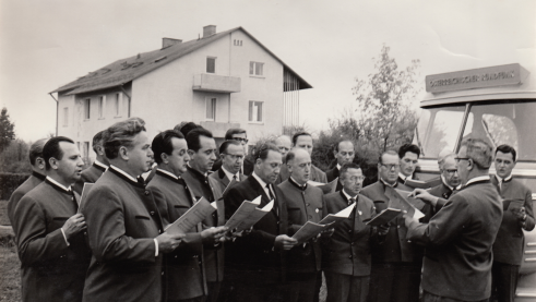 Der Männerchor vor dem Rundfunkhaus in St. Isidor