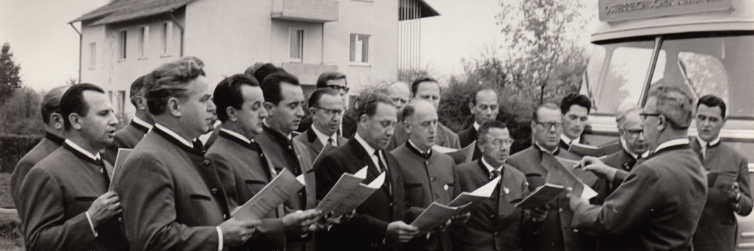 Der Männerchor vor dem Rundfunkhaus in St. Isidor
