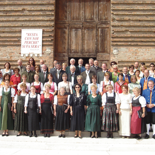 Der Chor und die Bläser vor dem Duomo di San Martino