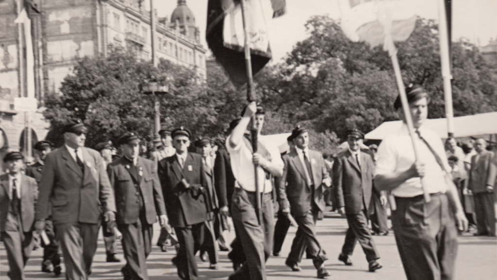 Die Leondinger marschieren über den Ring. Vorne Franz Leitner, Fritz Holzinger mit Fahne, dahinter v. l. n. r.: Hans Gruber, Josef Kaps, Franz Radschiner, Karl Reininger, Alois Kastner