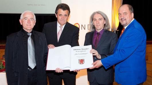 v.l.n.r. Dirigent Uwe Christian Harrer, Bgmstr. Walter Brunner, Komponist Thomas Mandel, Kapellmeister Gerhard Reischl